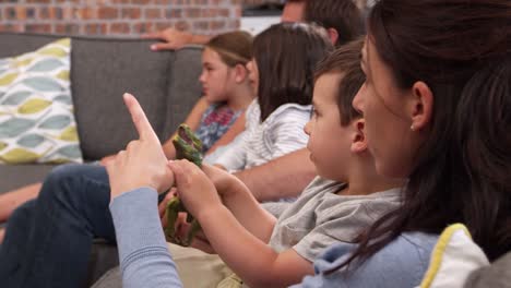 Familia-sentarse-en-el-sofá-en-el-salón-de-plan-abierto-viendo-la-televisión