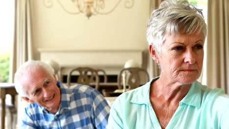 Senior-pareja-discutiendo-entre-sí-en-la-sala-de-estar