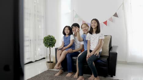 4K-:-Slow-motion-of-happy-Asian-family-watching-television-together,-Zoom-out-shot