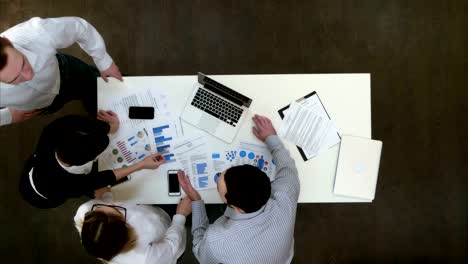 Empresarios-con-pequeña-discusión-en-la-oficina