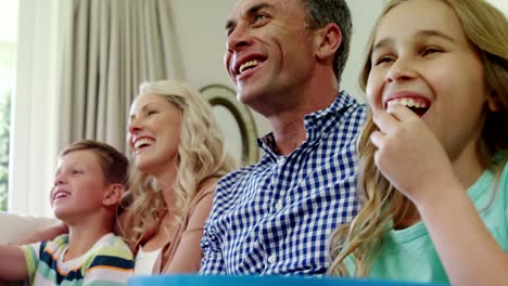 Familia-feliz-viendo-la-televisión-juntos-en-la-sala-de-estar