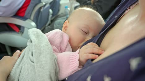 Lactancia-materna-de-una-mujer-de-su-hijo-en-un-avión