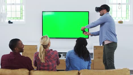 Freunde-spielen-Computerspiel-mit-Virtual-Reality-Kopfhörer