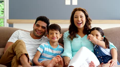 Familie-auf-Sofa-sitzen-und-Fernsehen