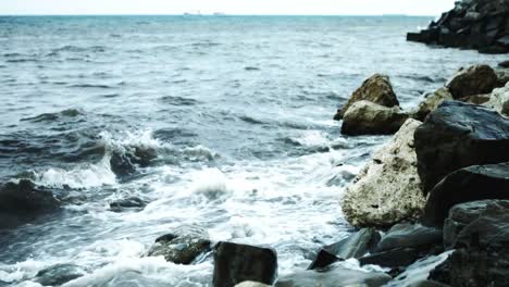 Waves-beat-against-the-rocks-on-the-shore