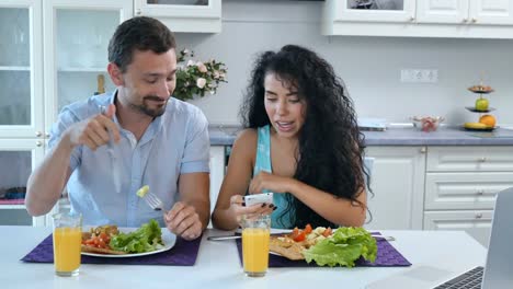 El-hombre-molesto-uso-de-smartphone-por-su-esposa-durante-el-desayuno