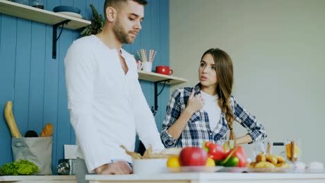 Junges-Paar-Streitereien-in-der-Küche-zu-Hause