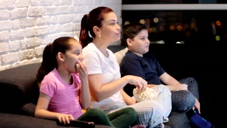 Madres-solteras-y-los-niños-viendo-la-televisión-en-la-noche