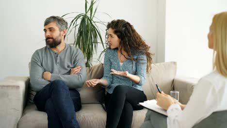 Ehepaar-Streit-und-Zank-während-besuchen-professionellen-Psychologen-und-Ehe-Ratgeber-Büro