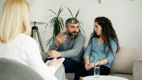 Ehepaar-Streit-und-Zank-während-besuchen-professionellen-Psychologen-und-Ehe-Ratgeber-Büro