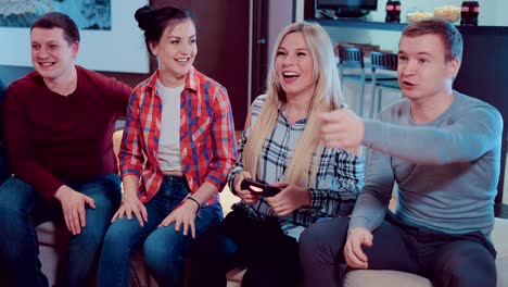 Glückliche-Gruppe-des-Lachens-männliche-und-weibliche-Freunde-spielen-von-Videospielen-mit-wireless-Controller