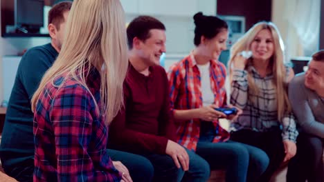 Happy-couples-in-love-people-enjoy-relaxing-by-playing-videogames-and-having-fun-indoor-in-modern-flat