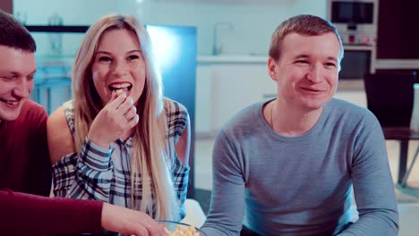 Freunden-auf-der-Couch-sitzen,-Fernsehen,-reden,-lachen-und-Essen-popcorn