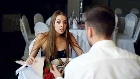 Señora-joven-enojada-está-discutiendo-con-su-novio-mientras-cenan-en-el-restaurante-entonces-dejando.-Los-amantes-de-la-pelea,-las-emociones-negativas-y-concepto-de-crisis-de-relación.