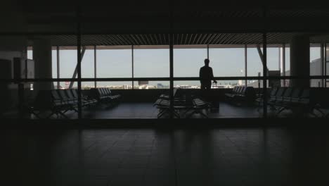 Silueta-de-pasajeros-en-un-aeropuerto,-zona-de-estar