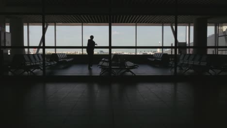 Silhouette-des-Menschen-tanzen-in-einem-Flughafen,-Wartebereich