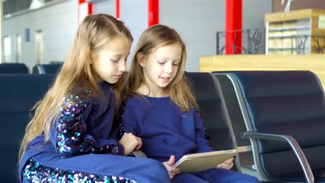 Niñas-adorables-en-aeropuerto-cerca-de-ventana-grande