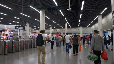 Stadt-Zug-Station-Metro-Hall-überfüllt-Slow-Motion-Panorama-4k-China-Shanghai