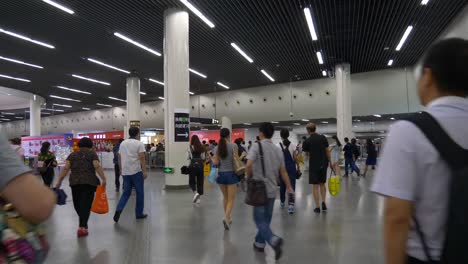 Stadt-Zug-Station-Metro-Hall-überfüllt-Slow-Motion-walking-Panorama-4k-China-Shanghai