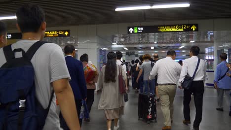 Shanghai-ciudad-tren-estación-metro-hall-lleno-de-gente-lenta-caminando-china-panorama-4k