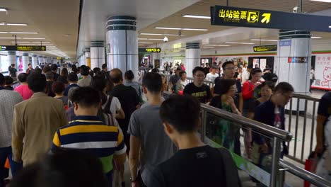 Shanghai-ciudad-tren-estación-metro-hall-lleno-de-gente-lenta-caminando-china-panorama-4k