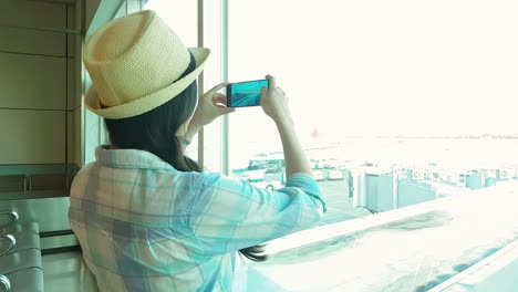 travel-woman-looking-and-take-photo