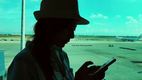 Silhouette-Aufnahme-Flughafen-schöne-Frau