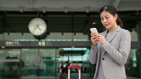 Business-Frau-mit-Tasche-und-Telefon-warten