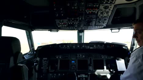 Kapitän-des-Flugzeugs-in-das-Cockpit-des-Piloten-bereitet-sich-ausziehen