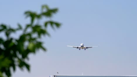 Airplane-landing-overhead-in-4k-slow-motion-60fps