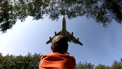 Flugzeug-fliegt-über-ein-Junge-bei-der-Landung