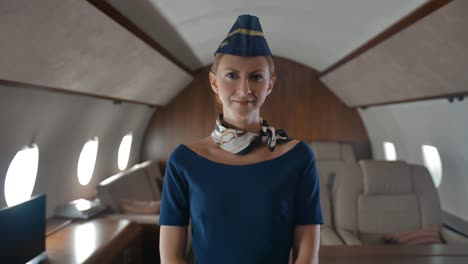 Junge-Stewardess-innerhalb-von-Privat-Jet-Kabine