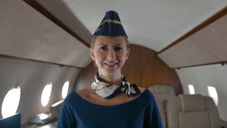 Junge-Stewardess-innerhalb-von-Privat-Jet-Kabine