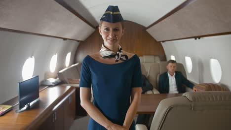 Kabine-Gastgeberin-Applaus-zu-Kamera-innerhalb-des-privaten-Business-jet