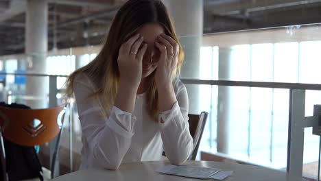 Rubia-jovencita-en-ropa-casual-era-tarde-para-que-los-plano-y-estar-triste-y-llorando-a-mesa-de-entradas