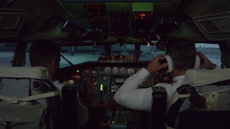 Pilotos-en-cabina-preparándose-para-el-vuelo