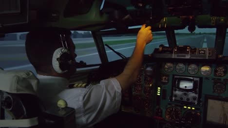 Capitán-de-avión-preparándose-para-el-despegue