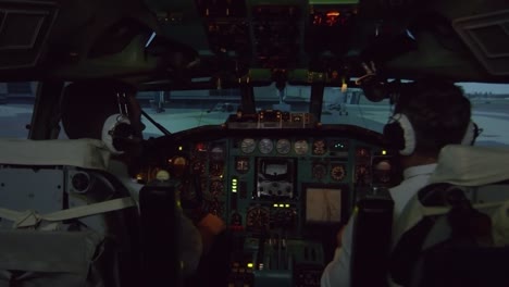 Piloten-im-Cockpit,-die-Vorbereitung-für-den-Start