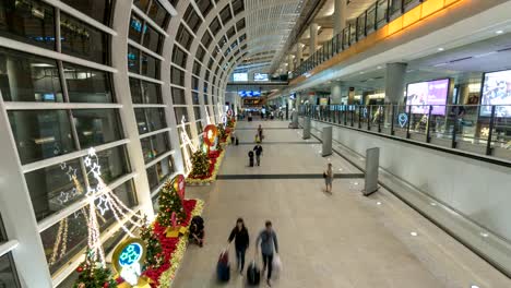 Lapso-de-tiempo-de-Hong-Kong-4K,-lapso-de-tiempo-en-el-aeropuerto-internacional-de-Hong-Kong-con-la-luz-de-la-Navidad