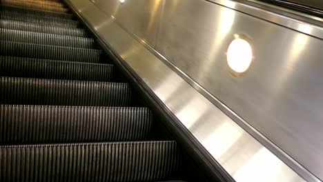 Escaleras-mecánicas-en-la-estación-de-metro-de-Londres