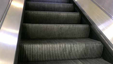 Escaleras-mecánicas-en-la-estación-de-metro-de-Londres