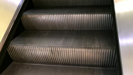 Escaleras-mecánicas-en-la-estación-de-metro-de-Londres