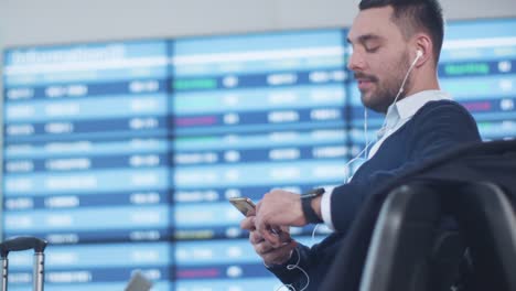 Man-hört-die-Musik-beim-Boarding-warten-am-Abflug-Lounge-am-Flughafen.