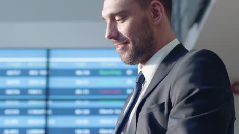 Business-Frau-mittels-Tablet-Computer-während-der-Wartezeit-Boarding-am-Abflug-Lounge-am-Flughafen.