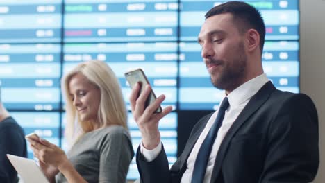 Geschäftsmann-Reden-am-Telefon-beim-Boarding-warten-am-Abflug-Lounge-am-Flughafen.