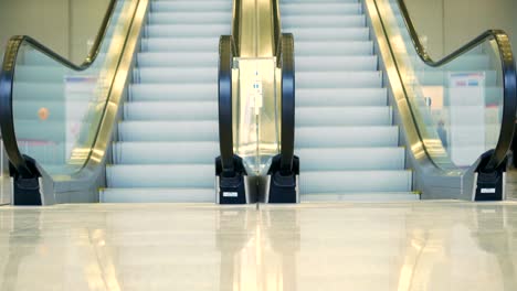 The-movement-of-the-beautiful-escalator-up-and-down,-without-people.