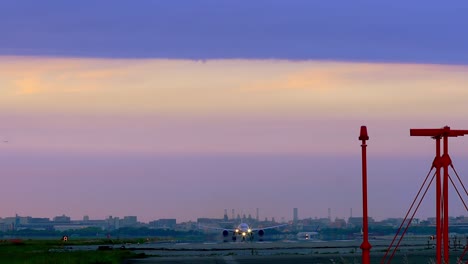 Jet-Flugzeug-abheben-wunderschön-farbigen-Sonnenuntergang