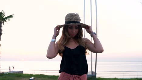 Portrait-of-young-attractive-woman-in-sunglasses-at-seafront