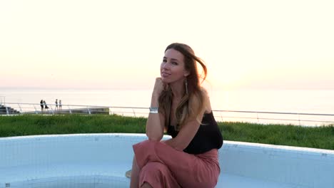 Portrait-of-young-attractive-woman-in-sunglasses-at-seafront