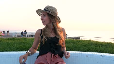 Portrait-of-young-attractive-woman-in-sunglasses-at-seafront